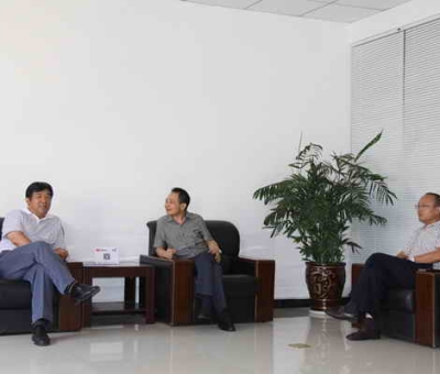 縣委書記徐耀純感謝仙客來為九江縣發(fā)展作出的貢獻