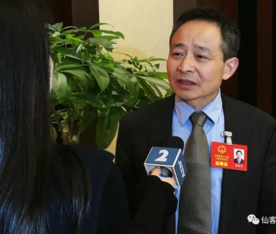兩會上提了什么？這位人大代表再成各路媒體追逐焦點！