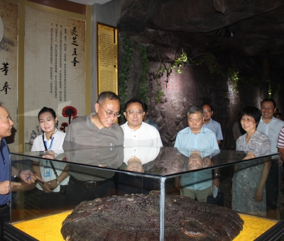 九江職業(yè)大學(xué)黨委書記，市教育局黨委書記、局長熊穎蒞臨仙客來公司走訪調(diào)研